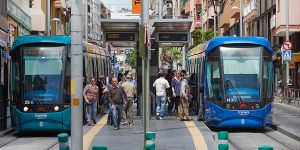 Usuarios del tranvía en la parada Teatro Guimerá.